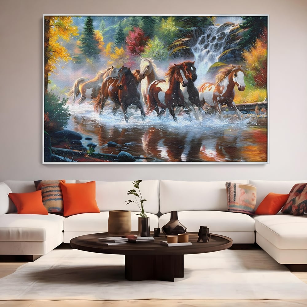 Tablou canvas cu tablou canvas cu cai galopand prin apa, in rama de aluminiu argintiu, pe perete intr-un living